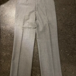Kostymbyxor - Supersnygga grå kostymbyxor med raka ben, toppskick!