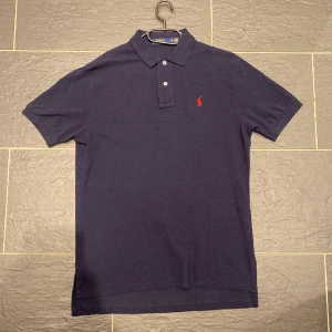 Polo Ralph lauren pike - Riktigt fräsh mörkblå  Ralph lauren pike i nyskick utan några defekter.  Passform: Regular   Nypris: 1200  Vårat pris:399 Storlek:medium 