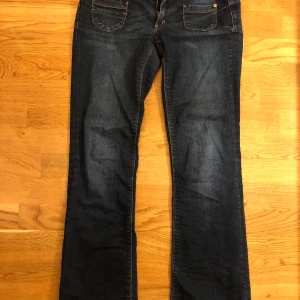 Vintage ONLY jeans - Bootcut och lowwaist  Mått:  Midja: 38 cm Innerben: 75 cm Benslut: 20 cm (vida) Gren: 17 cm
