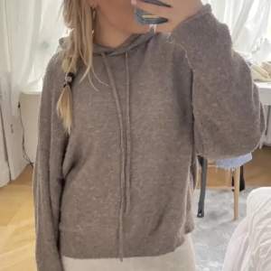 Så fin stickad hoodie som inte kommer till användning längre, lite nopprig❤️lånad bild