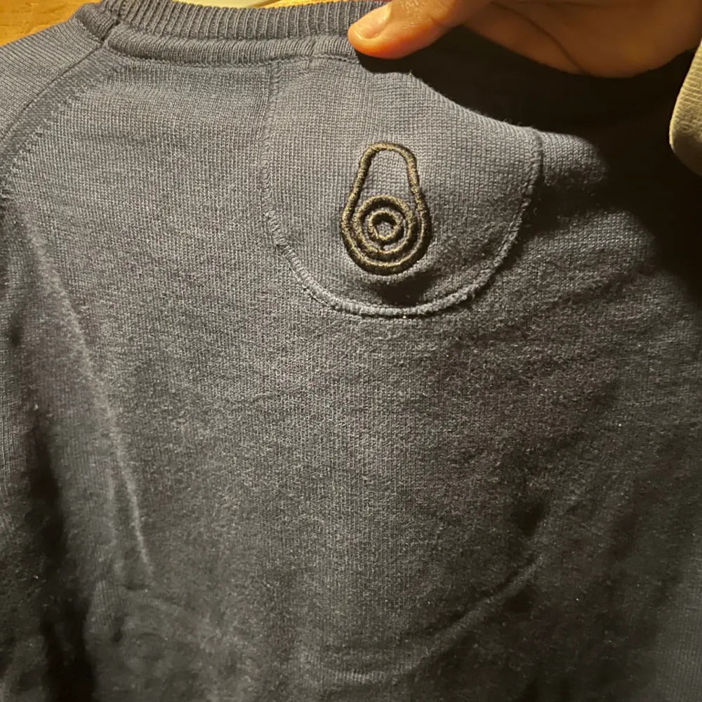 Marinblå Sail Racing Sweatshirt, denna sweatshirt är tillverkad i bomull och återvunnen polyester. Priset går att diskutera och tröjan har inga defekter.. Hoodies.