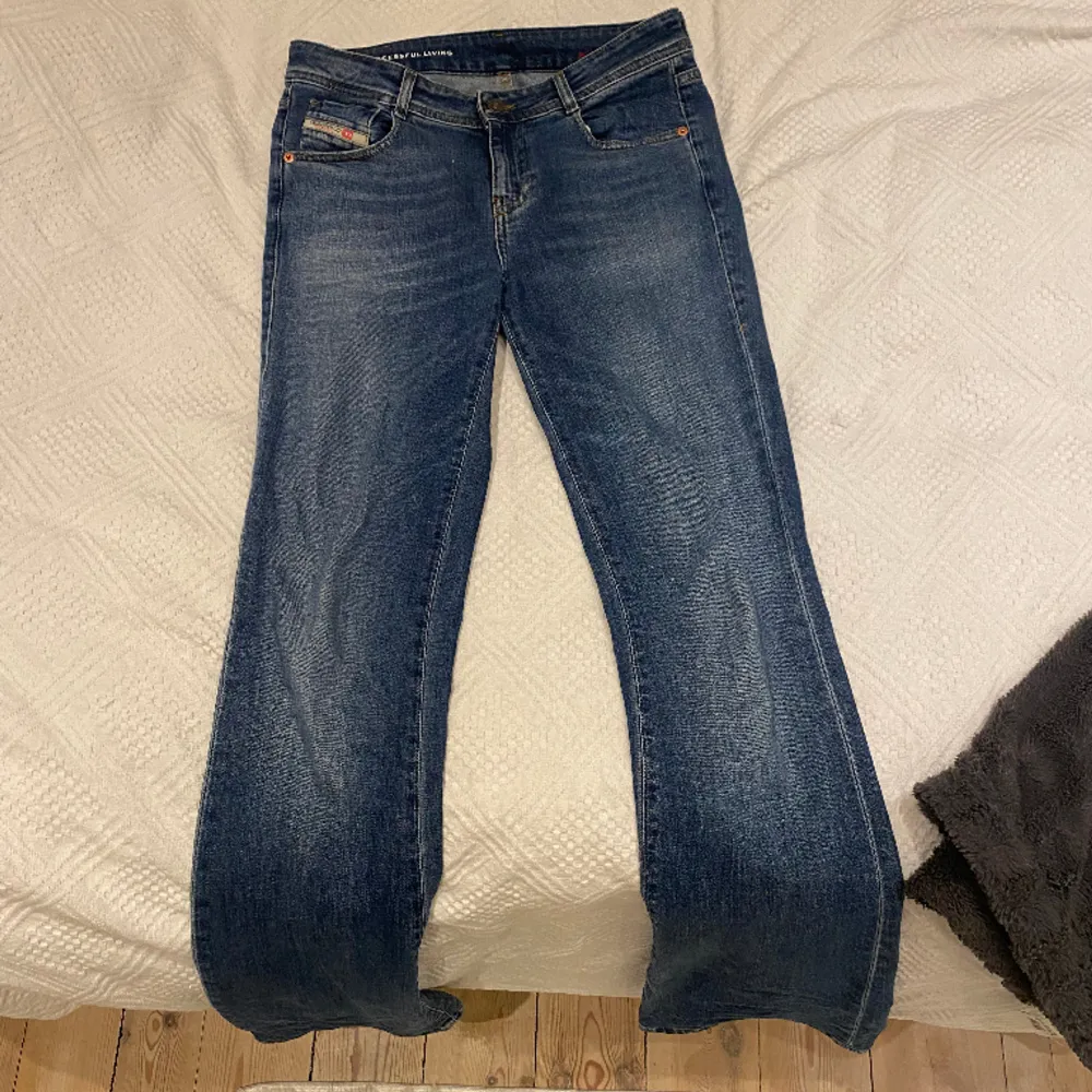 Säljer mina så fina Flare diesel jeans pga att de är för stora för mig i midjan. Köpte i somras så de är fortfarande i bra skick! Väldigt långa men går ju såklart att sy upp. Storlek 28/34! De ska vara medel/lågmidjade.. Jeans & Byxor.