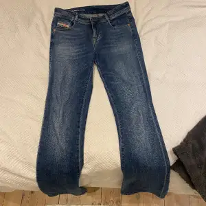 Säljer mina så fina Flare diesel jeans pga att de är för stora för mig i midjan. Köpte i somras så de är fortfarande i bra skick! Väldigt långa men går ju såklart att sy upp. Storlek 28/34! De ska vara medel/lågmidjade.