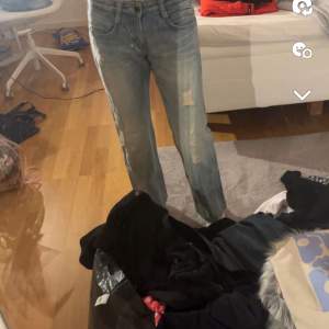 Snygga vintage jeans ifrån BRAPPERS, står ingen storlek men skulle gissa på 34🤷🏽‍♀️ Säljer då de är för kostar på mig som är 163 ca