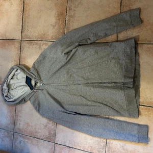 Knappt använd - Säljer tröjan då jag redan har ett flertal liknande. Köpt för 349kr säljer för 149kr