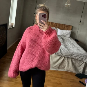 Stickad oversized tröja från na-kd  - En mörk rosa stickad tröja från na-kd. Använt ett par gånger. Passar allt från xs till L beroende på hur man vill att den ska sitta. 