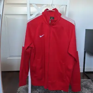 En röd Nike tröja i storlek M. Jättefint skick, ser inte använd ut. 