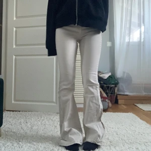 Bootcut jeans - Säljer dessa snygga beiga high-rise bootcut jeans från Bershka. De är har endast använts en gång! 💕😇 Priset går att diskutera! 🥰