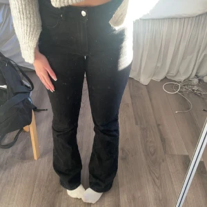 Gina flare jeans  - Super fina Gina jeans säljer pga för stora, använda fåtal gånger och fint skick! Nypris 500kr 💕