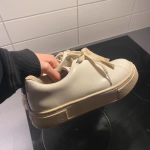 Super fina inprincip oanvända eytys sneakers!  - Inga slitningar eller defekter förekommer dö de är näst intill nya! Modellen sälj inte längre så skorna gör inte att dö tag på nya! Storlek 37