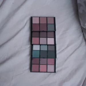 Smink - Säljer denna lilla set av ögonskugga,olika färg,bra pigmentering,använd aldrig,6g på varje lilla paket,20kr för 4.