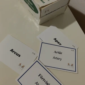 Anatomi inlärningskort  - Inlärningskorten är i väldigt bra skick,inga defekter paket: är i något Mindre bra skick.   Inneh: 🔸Anatomiska termer  🔸Anatomisk Grundposition 🔸Rörelseapparaten  Skelettet 🔸Muskelatanomi På SVENSKA - ENGELSKA - LATIN.  För fler frågor skicka meddelande 😊