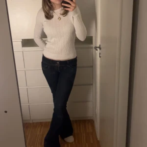 Vit stickad tröja - Säljer denna supersöta stickade tröjan som är i perfekt skick 🫶 skriv vid frågor eller för fler bilder 