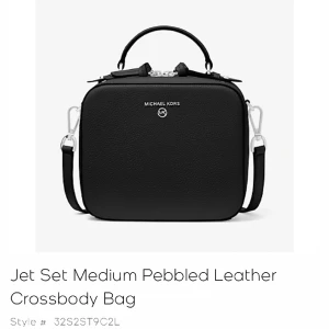 Jet set medium bag Michael kors  - Inköpt för ungefär 1,5år sen. Säljes i befintligt skick! Inte mycket använd egentligen men använt den som fest väska så de kan finns nån fläck inuti inköpt för 2999kr äkta läder.   Obs dustbag medföljer ej!  Ute igen pga köpare ångrade sig.