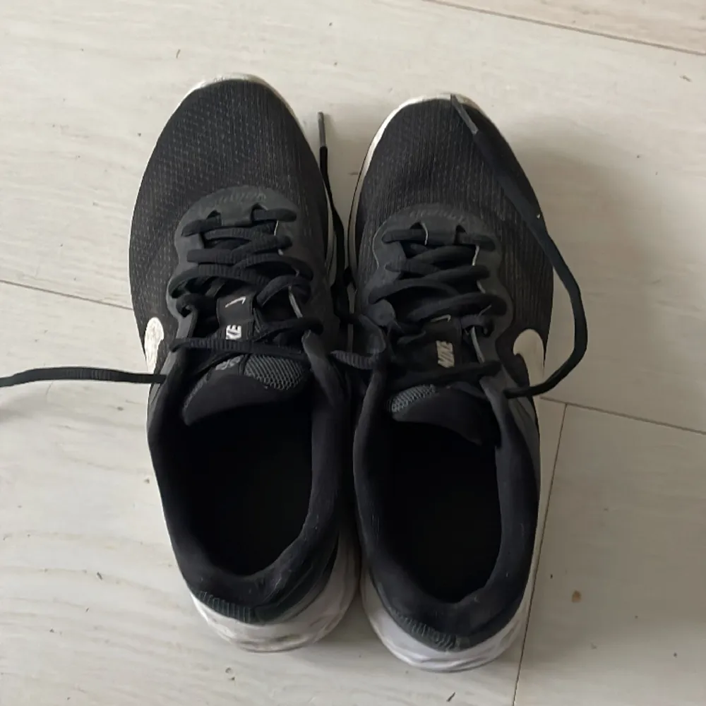 Fina springskor och vardags skor från Nike. Inte slitna och i nyskick. Lite små i storlekarna. Skor.