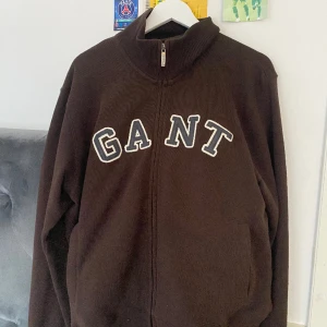 Oanvänd Zip up från Gant - Jättefin oanvänd zip up tröja från gant. Strl XL 🫶🏻