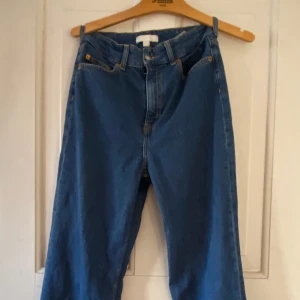 Jeans från hm - Superfina, sparsamt använda jeans från hm! De är lite utsvängd ner till i benen. Skulle säga att de även kan passa en storlek S. Hör av er vid frågor! 🙌