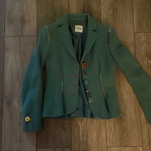 Moschino kavaj dam S - Fin Moschinokavaj dam i grön/turkos. Nypris 7000kr Säljes för 900kr eller bud. 