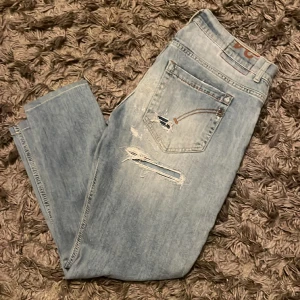 Dondup Jeans - Säljer mina blåa Dondup jeans i bra skick och storleken 34, modellen är George