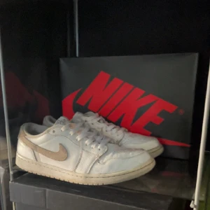 Jordan 1 low neutral grey - 🐘Jordan 1 low neutral grey 🐘🍀Storlek 43 🍀🔥Originalboxen tillkommer 🔥🦋Skickar gärna fler bilder eller svarar på frågor 🦋🌸Kan fraktas eller mötas upp i Stockholm 🌸⭐️Pris kan diskuteras vid snabb affär ⭐️