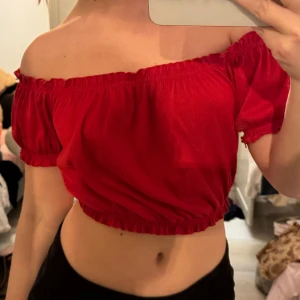 Söt röd topp - Fin topp från h&m. Knappt använd. 