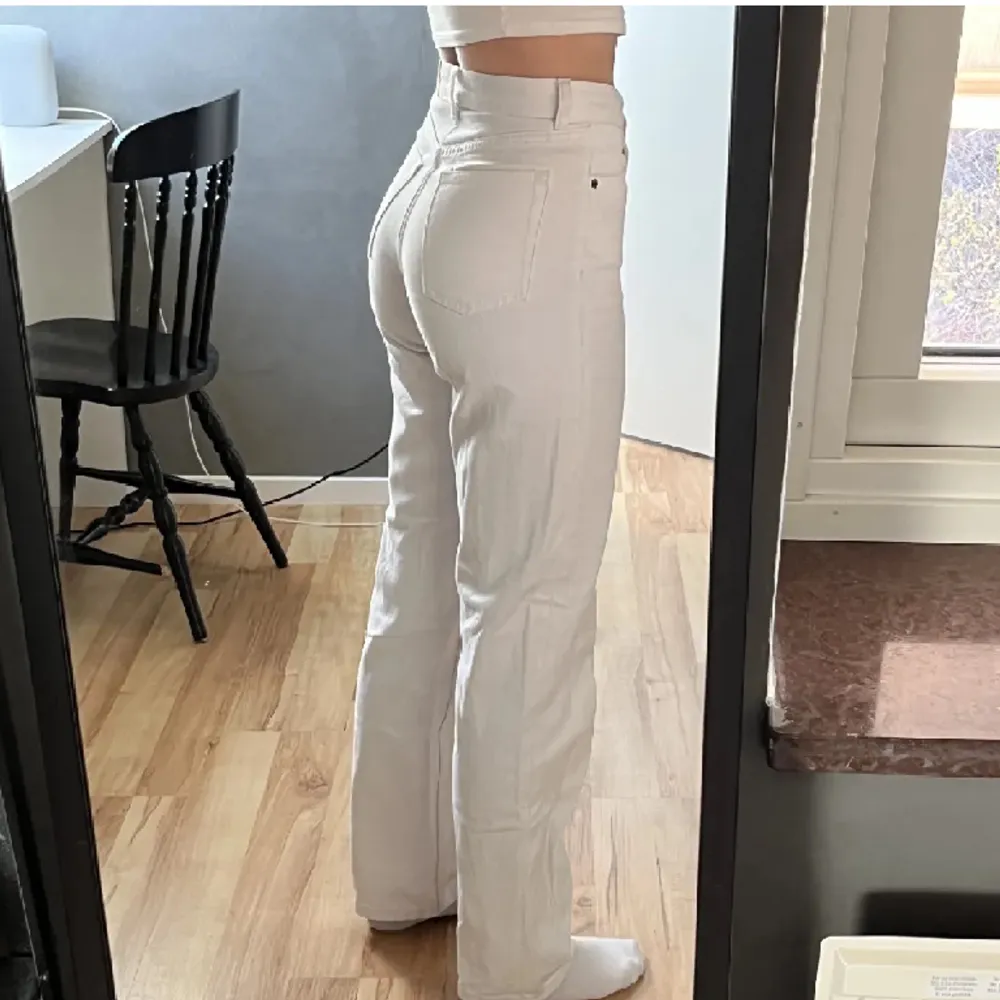 Vita jeans från monki i fint skick, i storlek 34. Säljer då de inte kommer till användning längre🧚🏻. Jeans & Byxor.