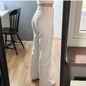 Vita jeans från monki i fint skick, i storlek 34. Säljer då de inte kommer till användning längre🧚🏻