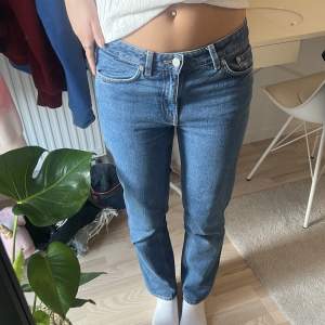 Säljer dessa weekday jeans som är midwaist och straight leg💙 Är osäker på vilken modell då lappen inte finns kvar, bra skick!
