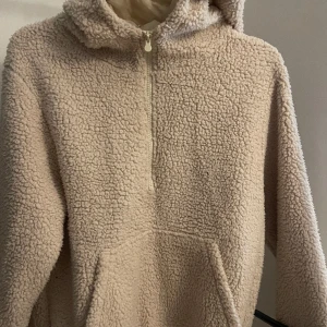 Ullkofta  - Nytt sick, en mysig kofta kan även användas som en tunn höst jacka, beige i färgen. 