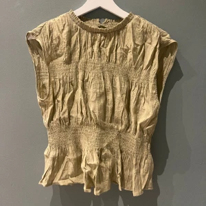 Söt blus - Söt blus som är perfekt till allt! I nyskick, endast lite skrynklig.