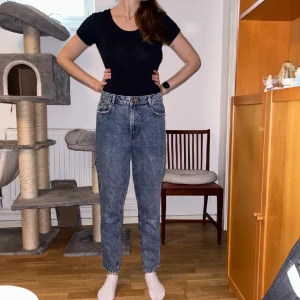 Jeans - Modellen är 175 cm långoch brukar ha storlek 38/S. Köpta på Bershka ca 4 år sedan, sparsamt använda.