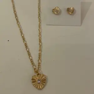 Ett jätte gulligt guld halsband med ett hjärta med en liten Sten i+örhängen också men hjärta med Sten i. Båda för 50 kr 
