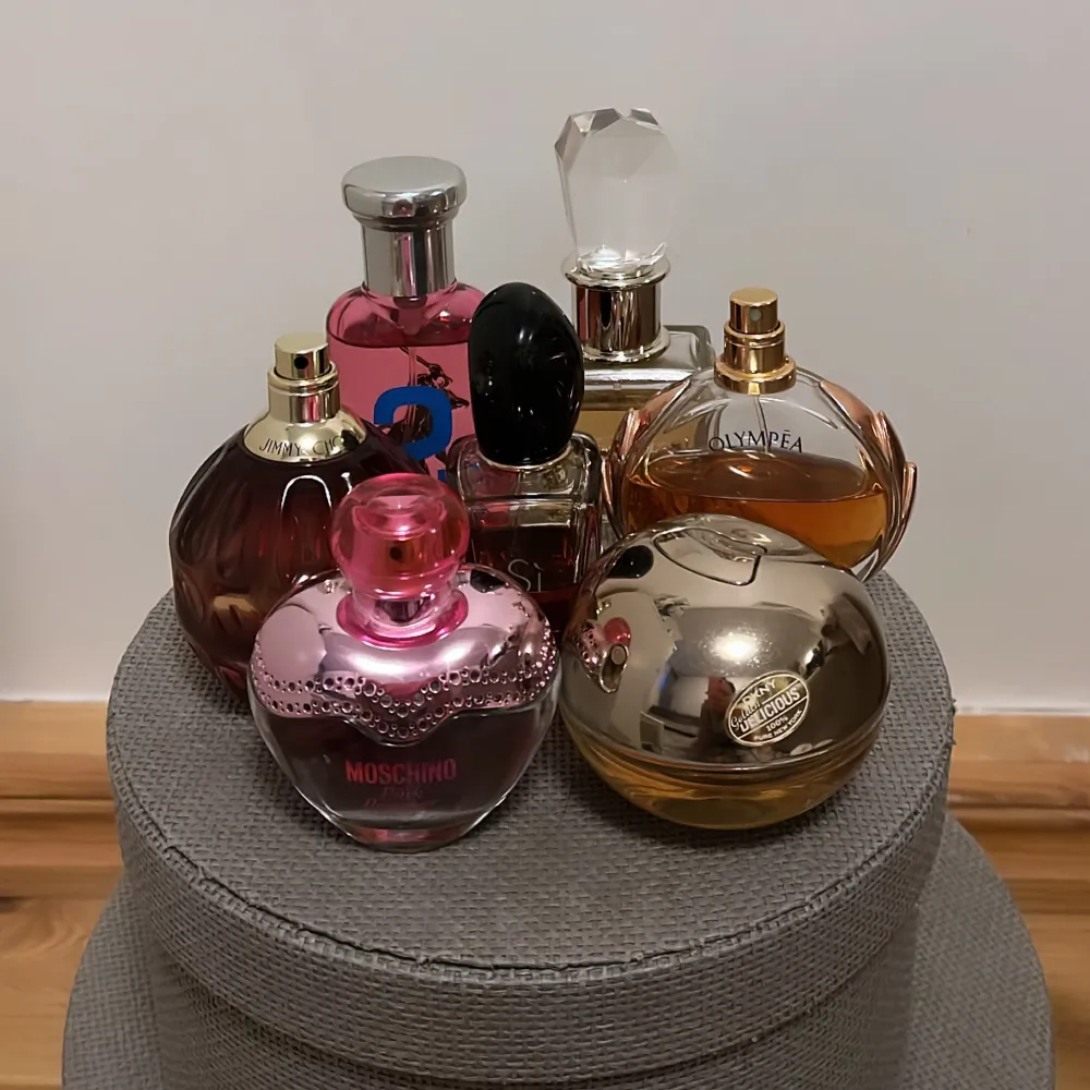 jimmy choo edp 100ml (400kr) dkny be delicious rosa edp 50ml (250kr) mochino pink bouqet edt 50ml (100kr)❌ ralph lauren rosa pony edt 50 ml (250kr) viva la juicy edp 50ml (275kr) armani si intense edp 30ml (100kr)❌ paco rabanne olympea edp 50ml (225kr)❌. Accessoarer.