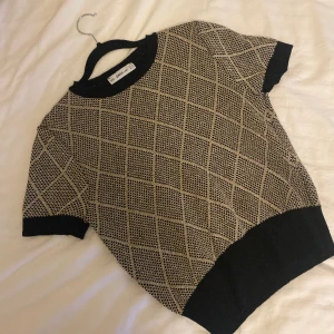 stickad t-shirt - Säljer nu denna jättefina stickade tröja ifrån Zara som inte kommer till användning💓 tröjan är knappt använd och i superfint skick! storlek S, för mer frågor dm 