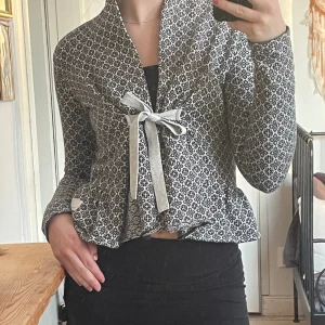 Vintage cardigan Odd Molly  - Ur snygg Ull kofta med knyte där fram. Den är i ny skick original priset ligger på typ 1500. Sitter som xs-S 
