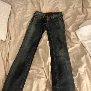Sjukt snygga lågmidjade bootcut jeans från Levis. Använt få gånger men säljer då de blivit för små😭 Midjemått: 34 cm (tvärs över) Innerbenslängd: 80 cm