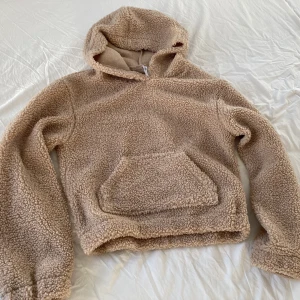 Hoodie i pile - Tröja i pile-tyg, beige, lite använd. 