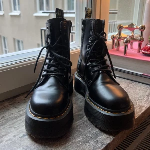 Dr. Martens JADON - Säljer mina Dr Martens i modell JADON! Använt fåtal gånger då de är något trånga för mig som vanligtvis har storlek 38. De är i fint skick, men har en liten repa i lädret fram till. 