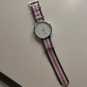 En super fin klocka som inte längre kommer till användning! Passar många olika åldrar då armbandet går att reglera! 