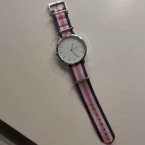 Klocka - En super fin klocka som inte längre kommer till användning! Passar många olika åldrar då armbandet går att reglera! 