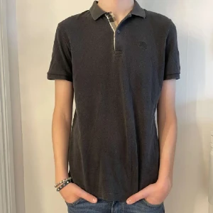 burberry piké - svart burberry piké i fint skick,  modellen är 183 och väger 65kg ungefär hör av er vid frågor mvh jwresell!