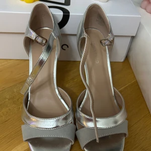 Silvergrå klackskor - Silvergrå klackskor Använts bara en gång Höjd 9 cm
