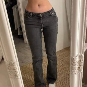 Mid-waist jeans från Monki. De är i bra skick och jag är 165. Jag har oftast storlek xs men de kan även passa för de i S💗