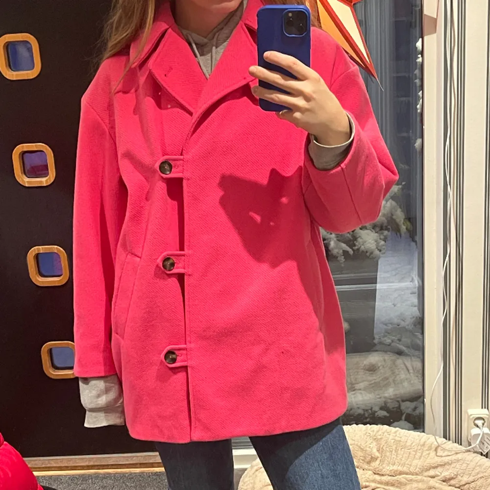 Säljer nu min drömmiga rosa jacka från Zara i storlek L, då den inte blir använd av mig tyvärr.. använd 1 gång på en middag!. Jackor.
