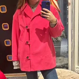 Säljer nu min drömmiga rosa jacka från Zara i storlek L, då den inte blir använd av mig tyvärr.. använd 1 gång på en middag!
