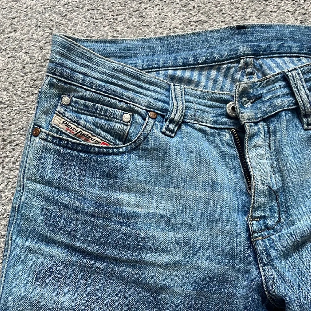 ‼️‼️TRYCK INTE PÅ KÖP NU‼️‼️ Jätte snygga och unika diesel jeans! Kommer inte till användning och därav vill jag sälja. Midjemått tvärs över: 39 cm Innerbenslängd: 81 cm Jag är 169 och de passar mig bra i längden🙌🏼🤩 Kan tänka mig sänka priset vid intresse. Jeans & Byxor.