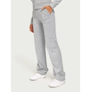 Gråa juicy mjukisbyxor - Säljer mina gråa Juicy Couture mjukisbyxor då dem inte längre kommer till användning. Inga fläckar eller slitningar. Snöret kommer bredvid då den åkt ur. Såg dock nu att ena metallbiten på snöret åkt av, så säljer direkt för 400kr  💞