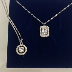 SILVER HALSBAND  - fina äkta silver halsband, ett från lilly&rose och ett från ur&penn. Säljer då jag ej använder silver. Helt oanvända!!