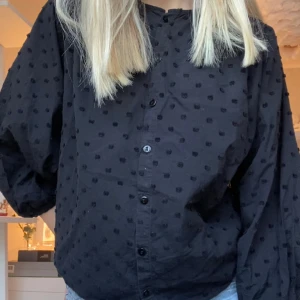 Prickig blus💕💕 - Svart, prickig blus med trekvartsärm🫶🏼superfint skick!🤍🤍