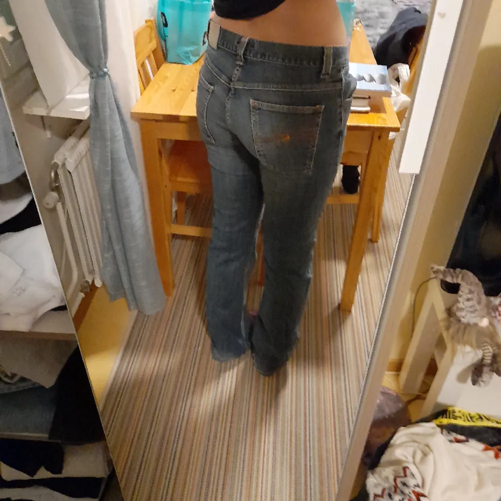 Säljer dessa skit snygga lågmidjade bootcut jeans från nudie jeans som jag köpte från plick, men säljer eftersom att de är lite stora för mig. I bra skick dock är de lite slitna på botten men inget man märker av. Jeans & Byxor.